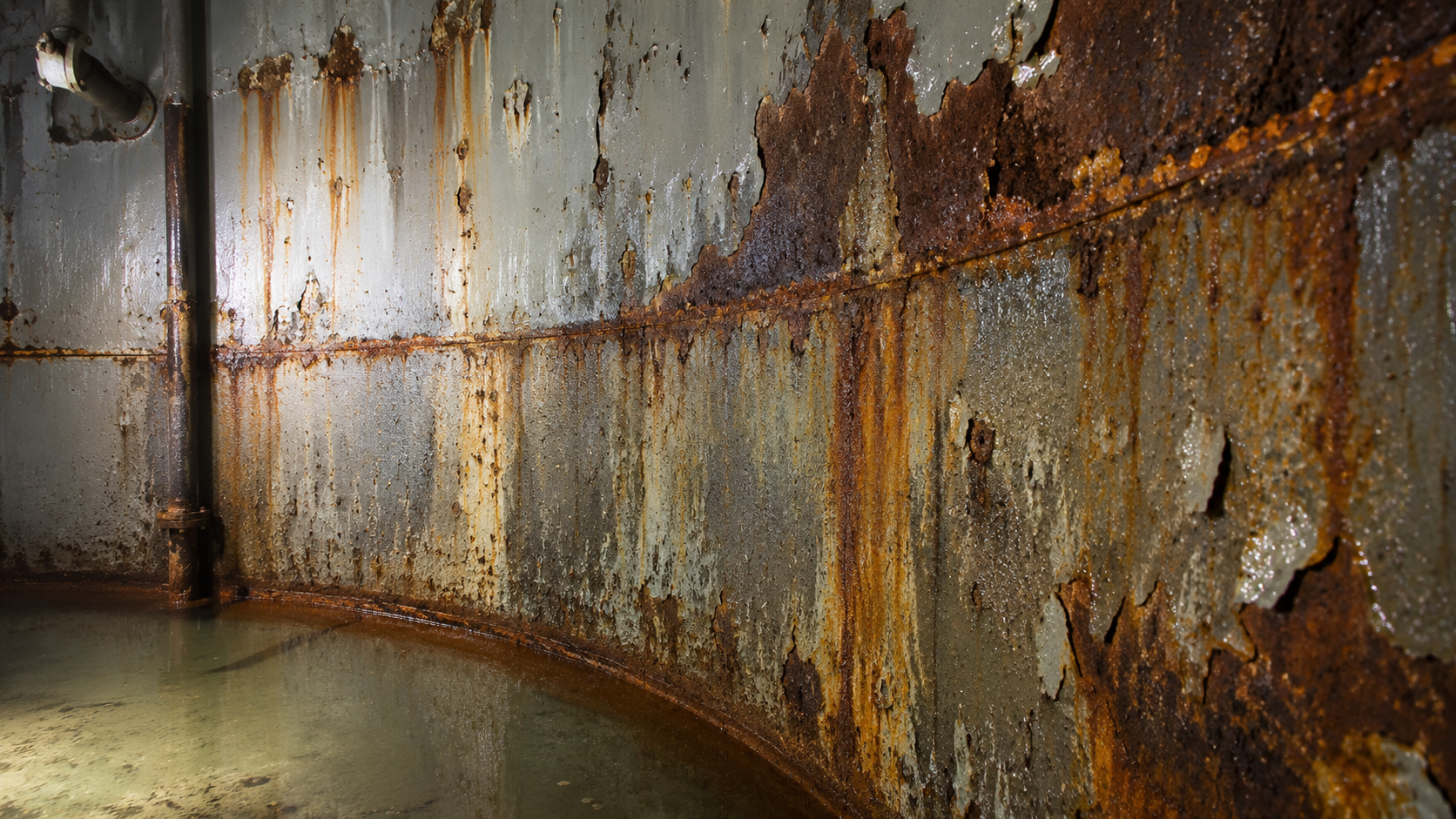 Internal corrosion in a water storage tank exposed to harsh conditions